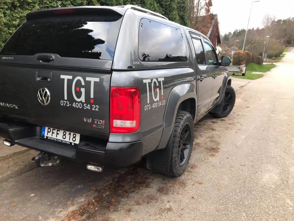 TGT AB firmabil, i grått.